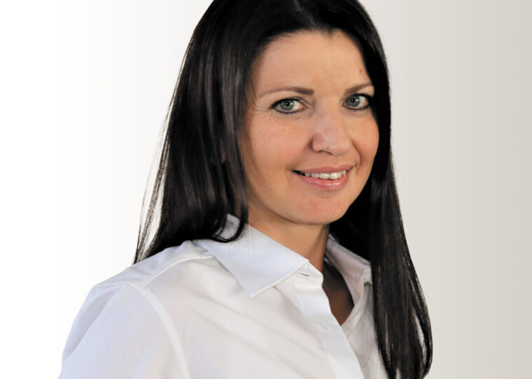 Portrait von Julia Wesel, Service-Center