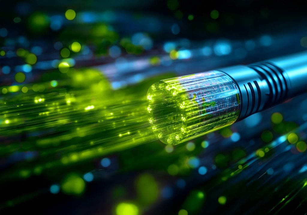 Glasfaserkabel, umgeben von leuchtenden Glasfasern, die von Lichtgeschwindigkeiten durchzogen werden, um die schnelle Datenübertragung zu symbolisieren